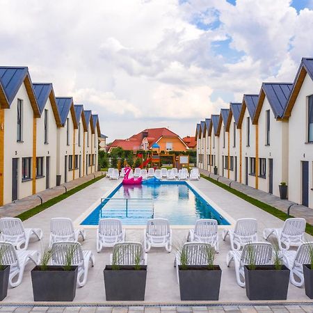 Amber Resort Ревал Екстериор снимка